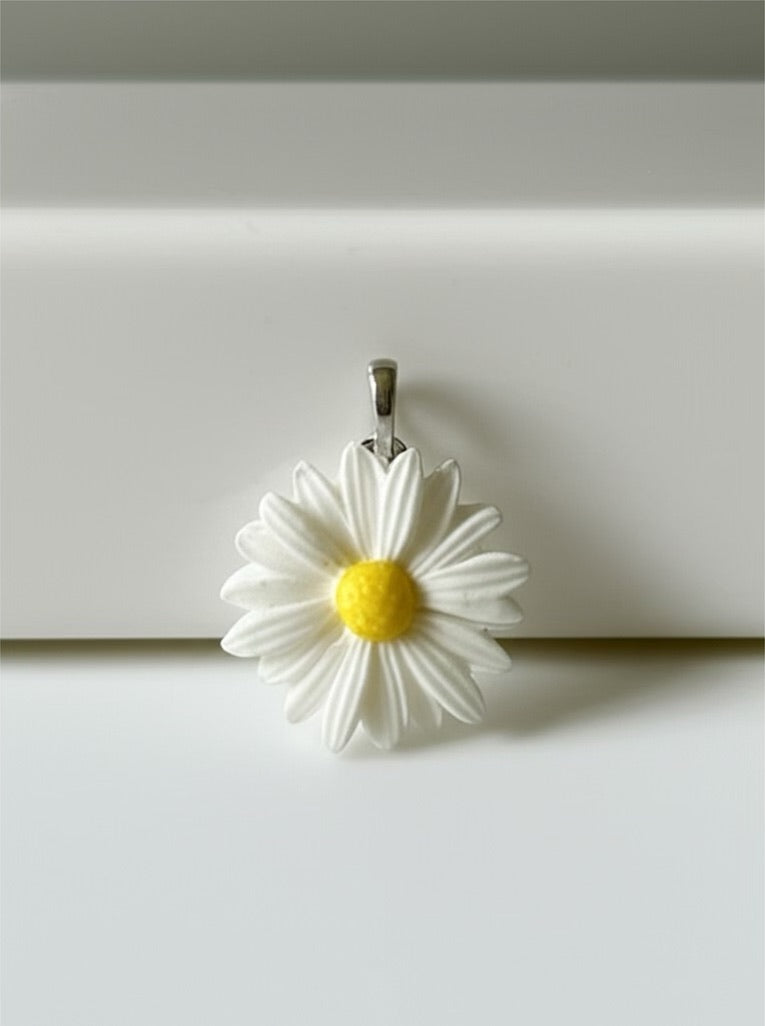 White Marguerite Flower Pendant Necklace