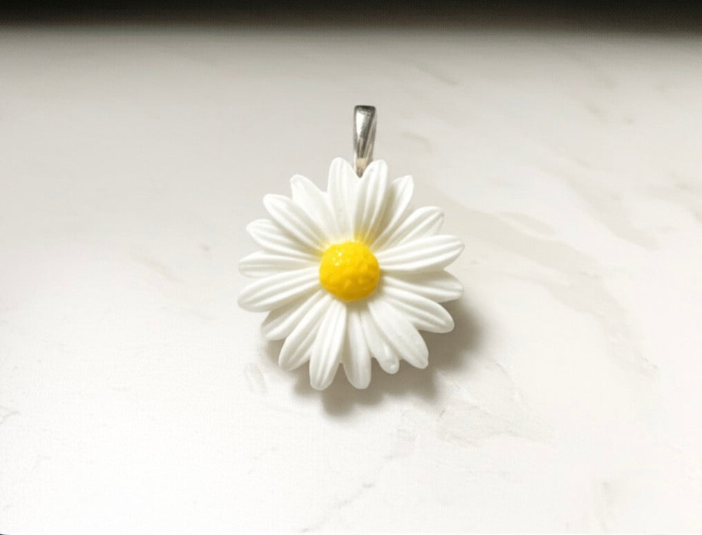 White Marguerite Flower Pendant Necklace