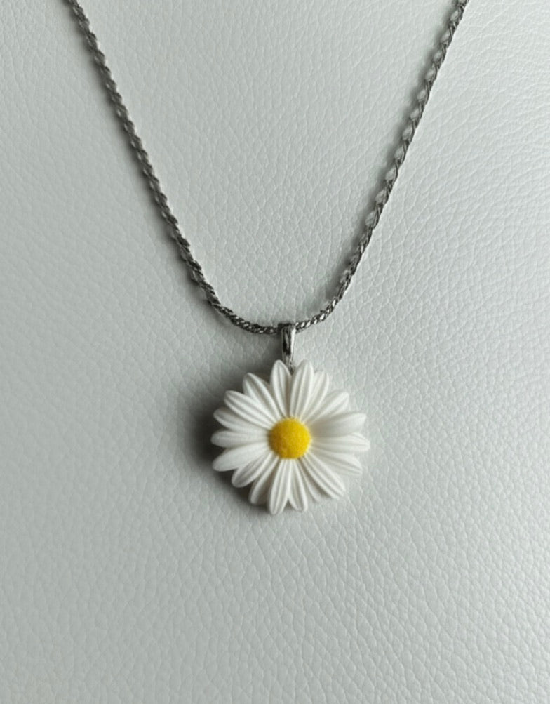White Marguerite Flower Pendant Necklace