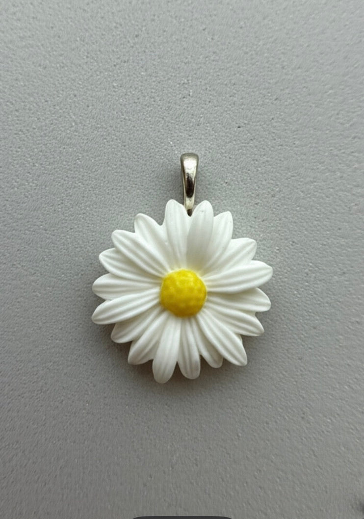 White Marguerite Flower Pendant Necklace