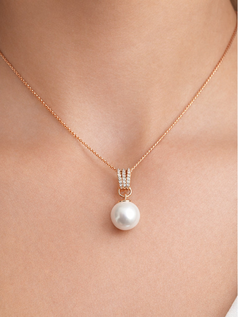 Pearl necklace with rose gold chain -lifestyle 